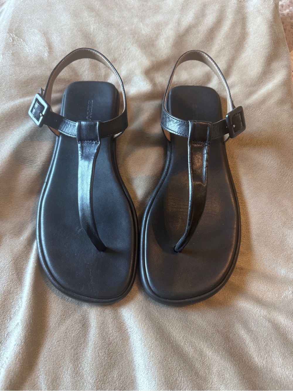 Bernardo Tucson sandals black leather 8.5